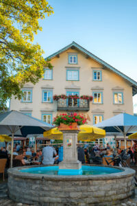 Café mit Außensitzplätzen