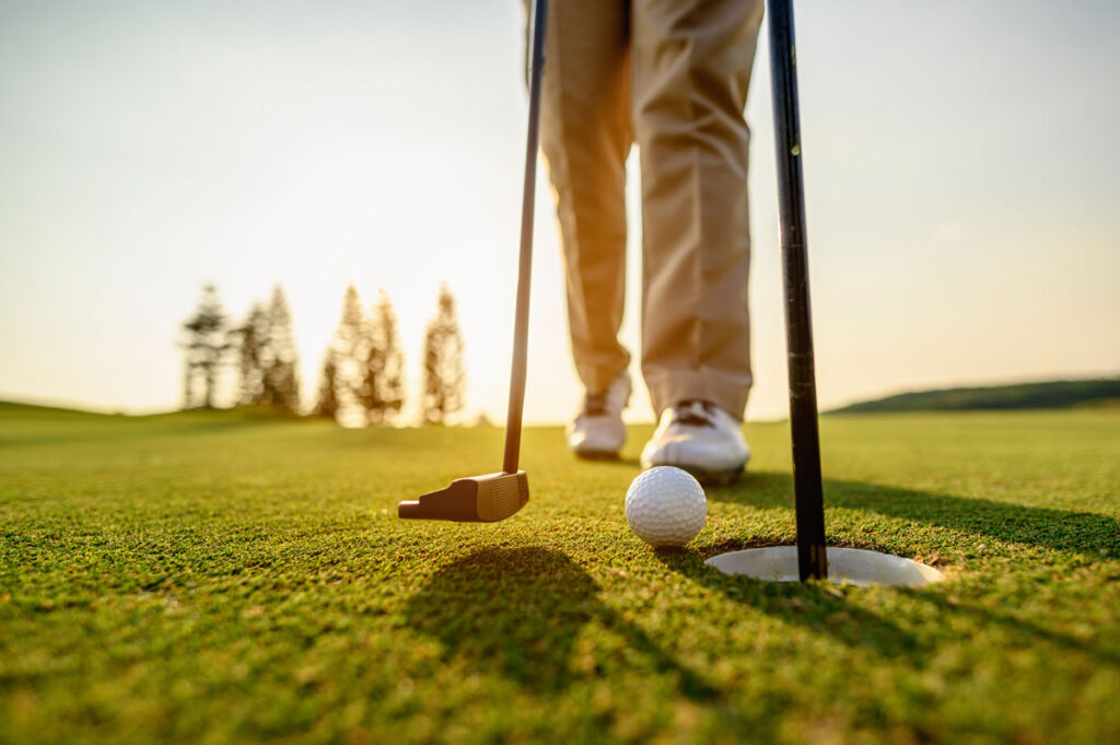 Nahaufnahme eines Golfballs auf dem Rasen beim Golfen in Oberstaufen