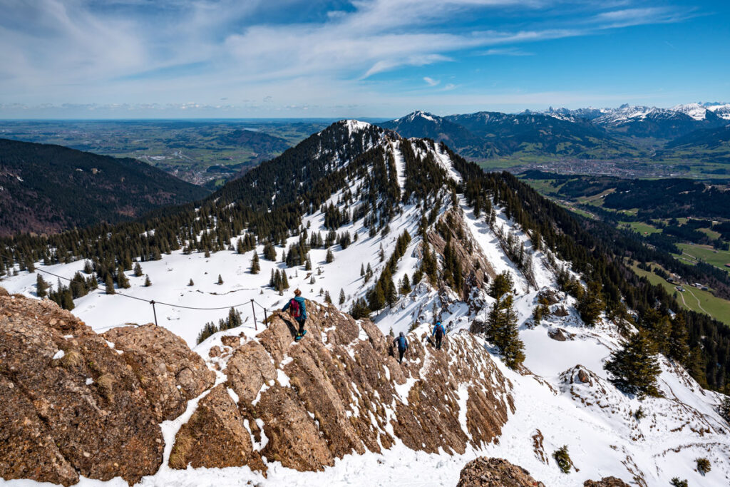 Gruppe von Wanderern mit Blick auf die Berge in Oberstaufen