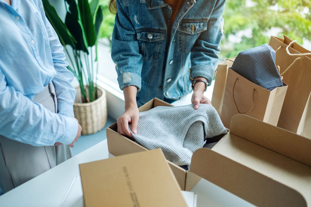 Einkäufe einpacken nach Shopping in Oberstaufen
