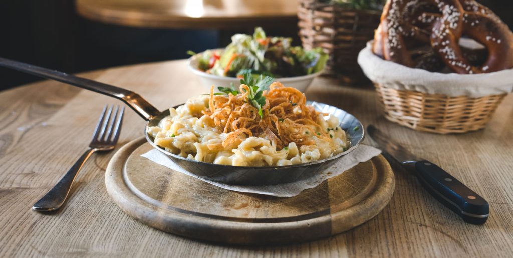 Traditionelle Allgäuer Käsespätzle als Hüttengericht in Oberstaufen