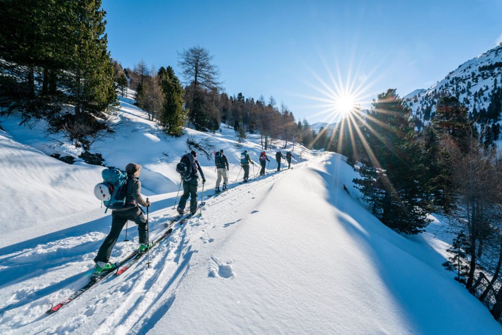 Gruppe von Wanderern auf verschneitem Winterwanderweg in Oberstaufen