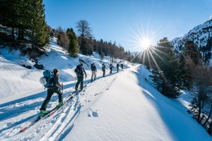 Gruppe von Wanderern auf verschneitem Winterwanderweg in Oberstaufen