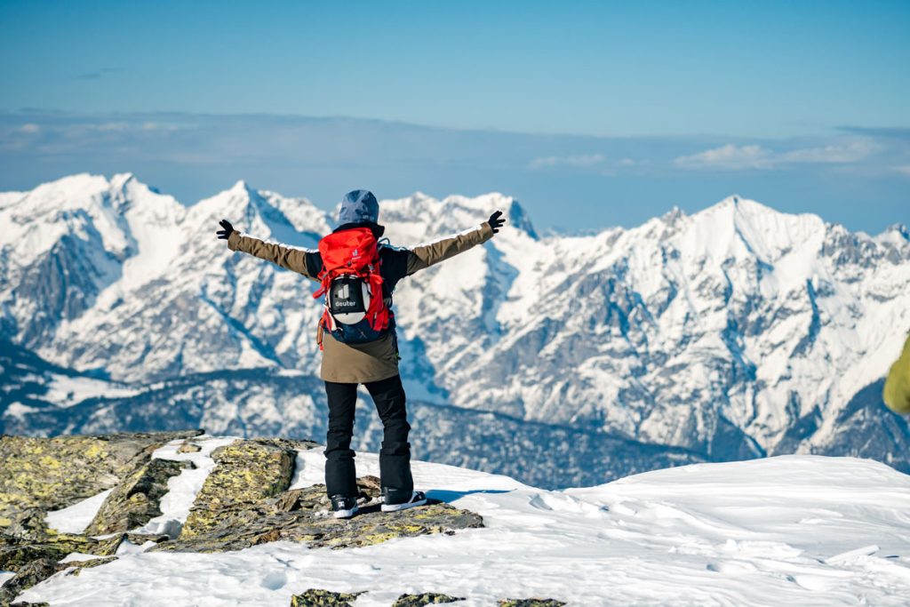 Person wandert allein durch verschneite Landschaft bei Oberstaufen