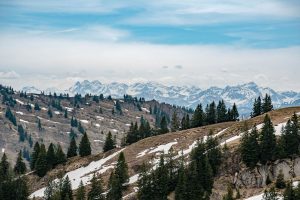 Verschneite Berge und Skifahrer in den Allgäuer Alpen bei Oberstaufen