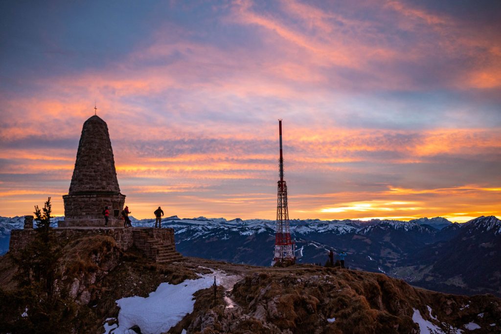Wanderer bei einer Sonnenaufgangstour in Oberstaufen mit Stirnlampe unterwegs