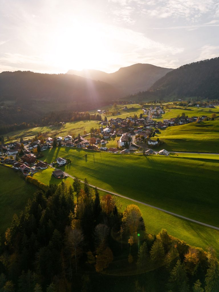 Panoramablick auf das Bergdorf Steibis bei Oberstaufen mit den Allgäuer Alpen im Hintergrund