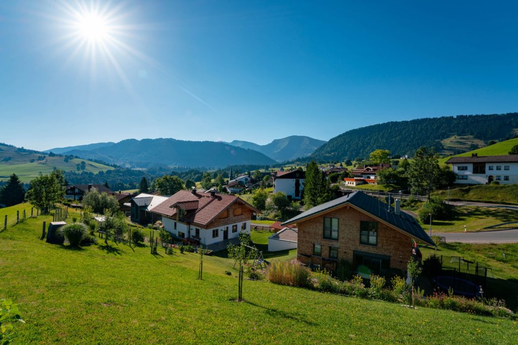 Bergdorf Steibis bei Oberstaufen mit Blick auf die Allgäuer Alpen