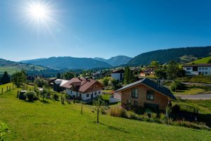 Bergdorf Steibis bei Oberstaufen mit Blick auf die Allgäuer Alpen