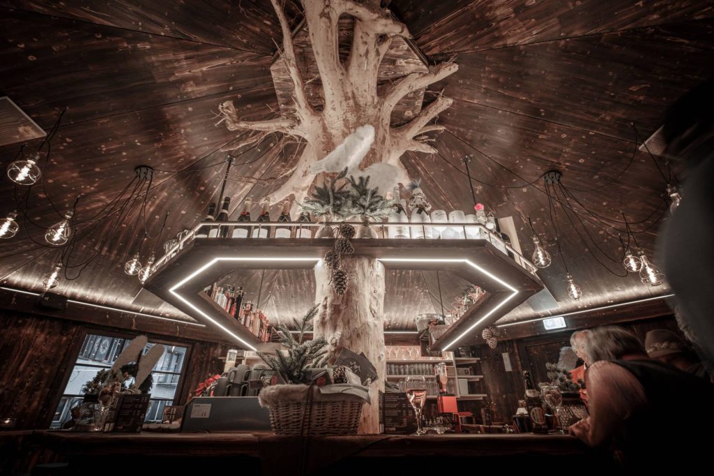 Gemütliche Innenansicht der s’Älple Hüttenbar in Oberstaufen