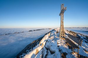 Verschneiter Hochgratgipfel mit weitem Winterpanorama im Allgäu