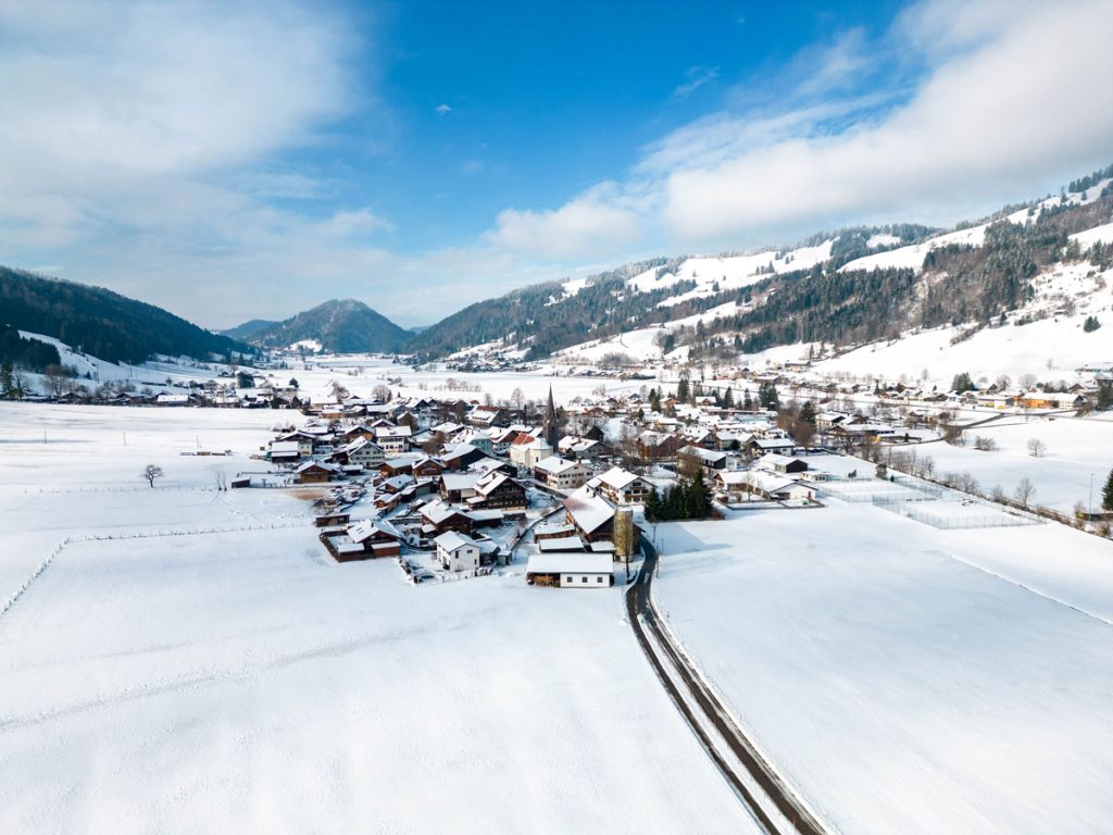 Panoramablick auf Oberstaufen und die Allgäuer Berglandschaft