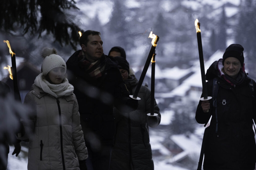 Fackelwanderung Fire and Ice bei Nacht im verschneiten Oberstaufen