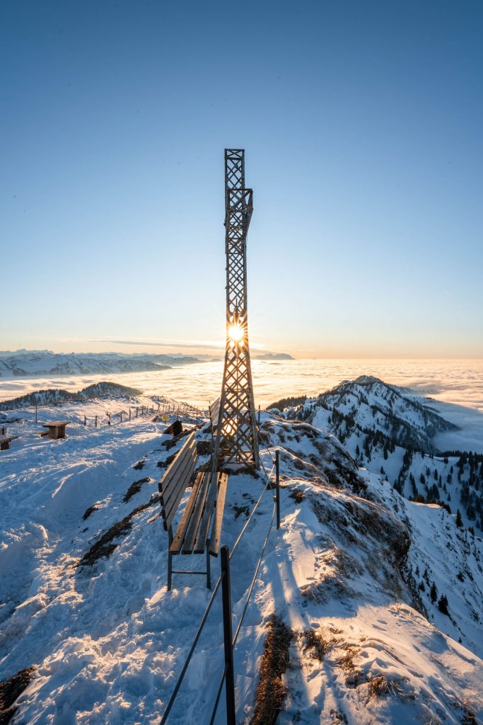 Wintersonne taucht die verschneiten Berge rund um den Hochgrat