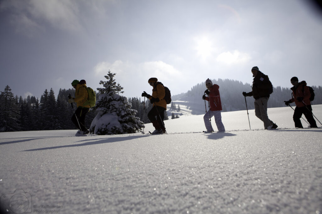 Einsteiger beim Schneeschuhwandern im verschneiten Gelände am Hündle