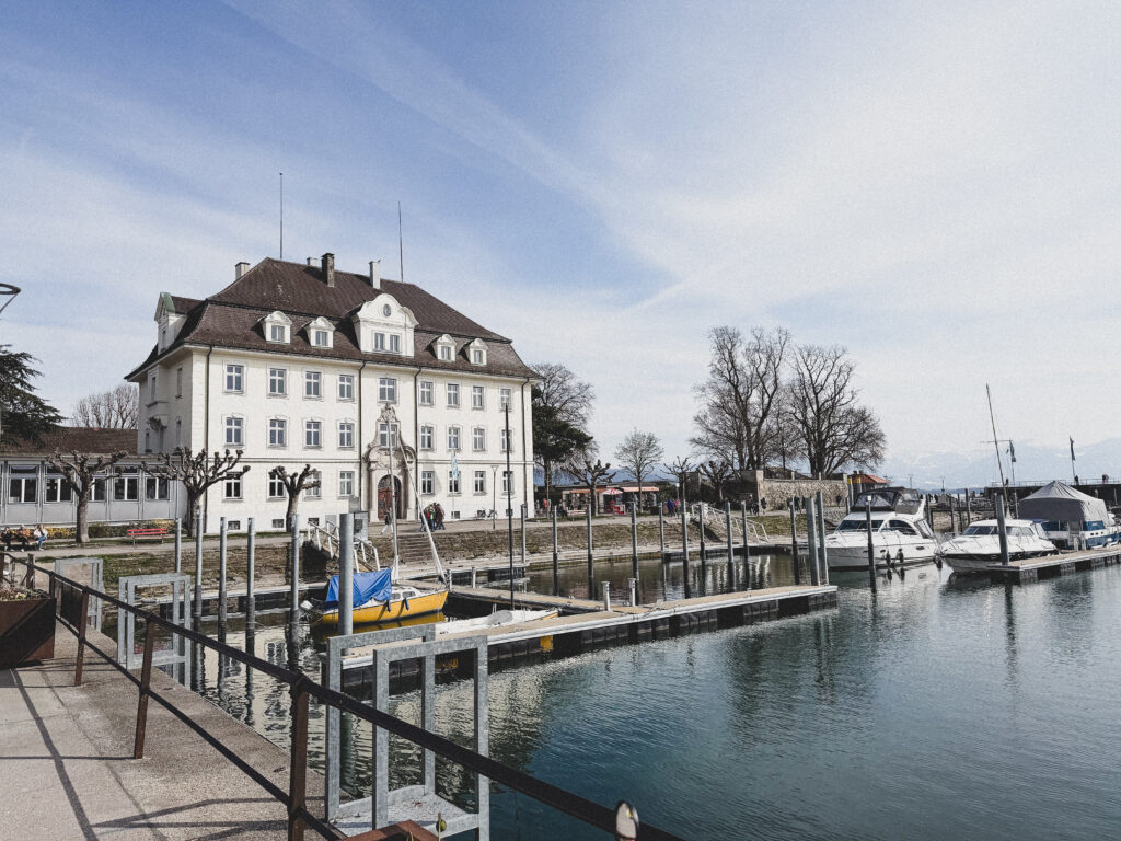 des Lindauer Hafens am Bodensee mit historischen Gebäuden und See