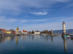 Panorama des Lindauer Hafens am Bodensee mit historischen Gebäuden und See