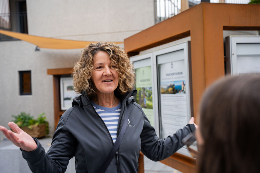 Naturparkführerin Laura bei der Erklärung der Gewässerökologie während der Wanderung Auf den Spuren des Wassers.