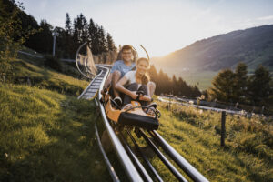 Zwei Teenager beim Rodeln auf dem Alpsee Coaster