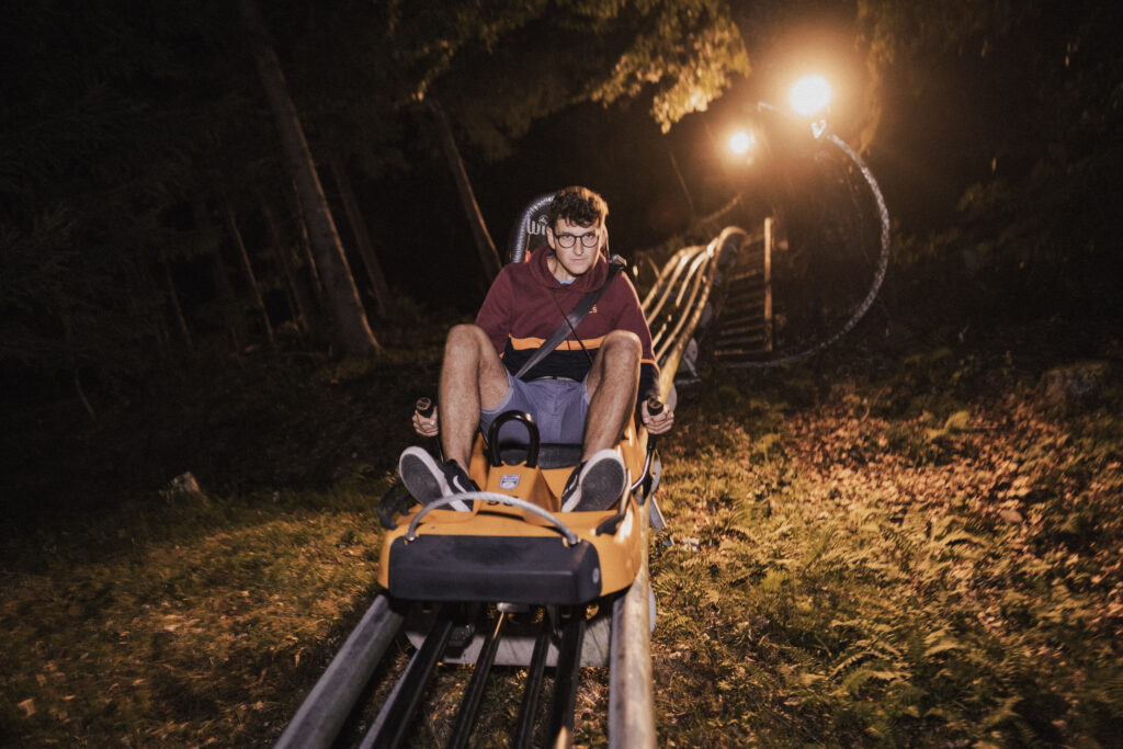 Ein Teenager hat Spaß in der Rodelbahn in Immenstadt.