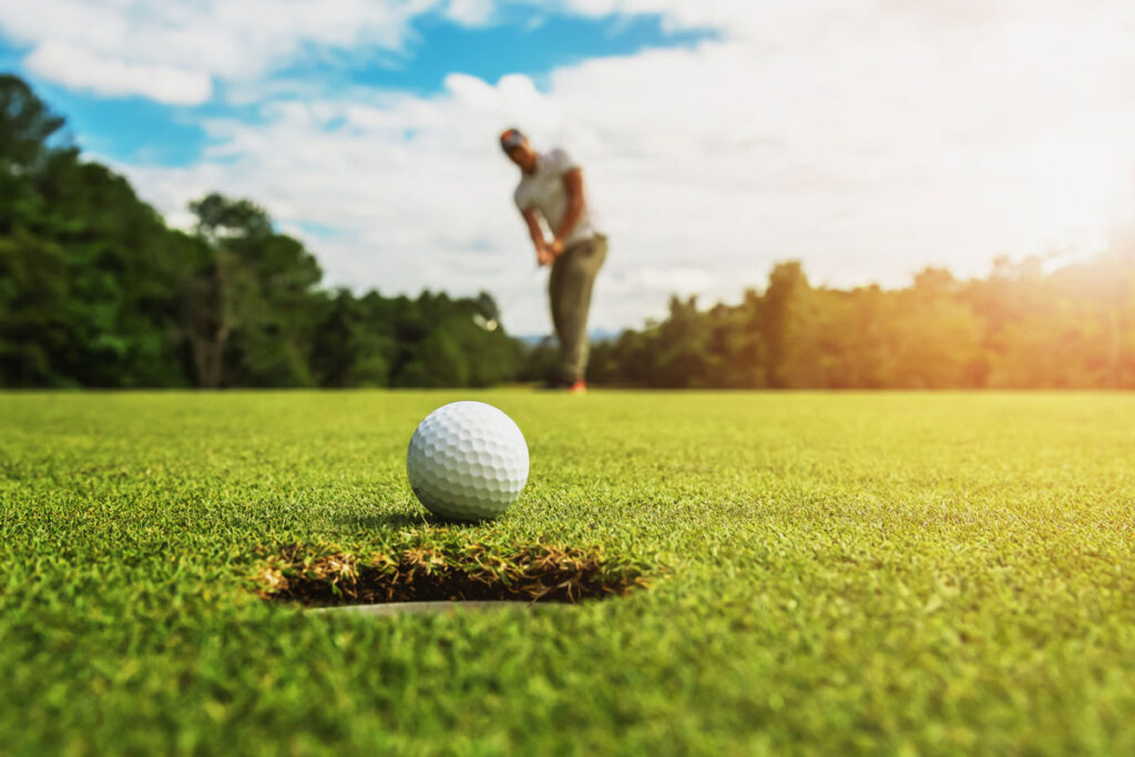 Abschlag auf dem Golfplatz
