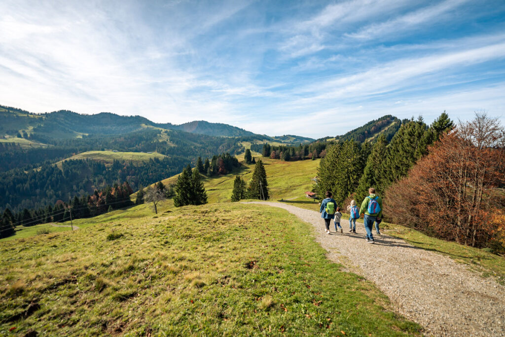Eine Familie bei einem Ausflug in der Allgäuer Natur