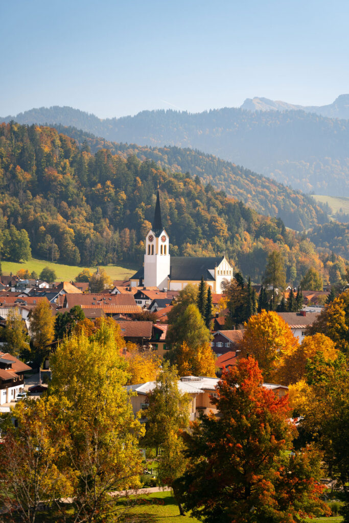 Die Allgäuer Alpen bei Oberstaufen im Herbst.