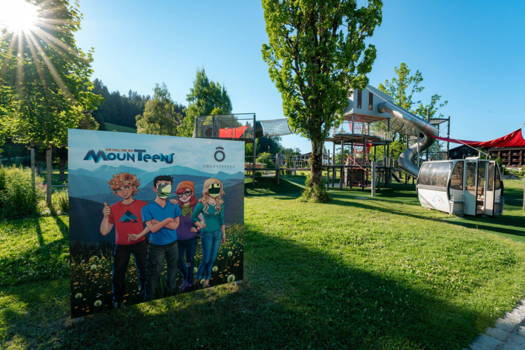 Kinder auf dem Mounteens-Detektivweg am Hündle in Oberstaufen