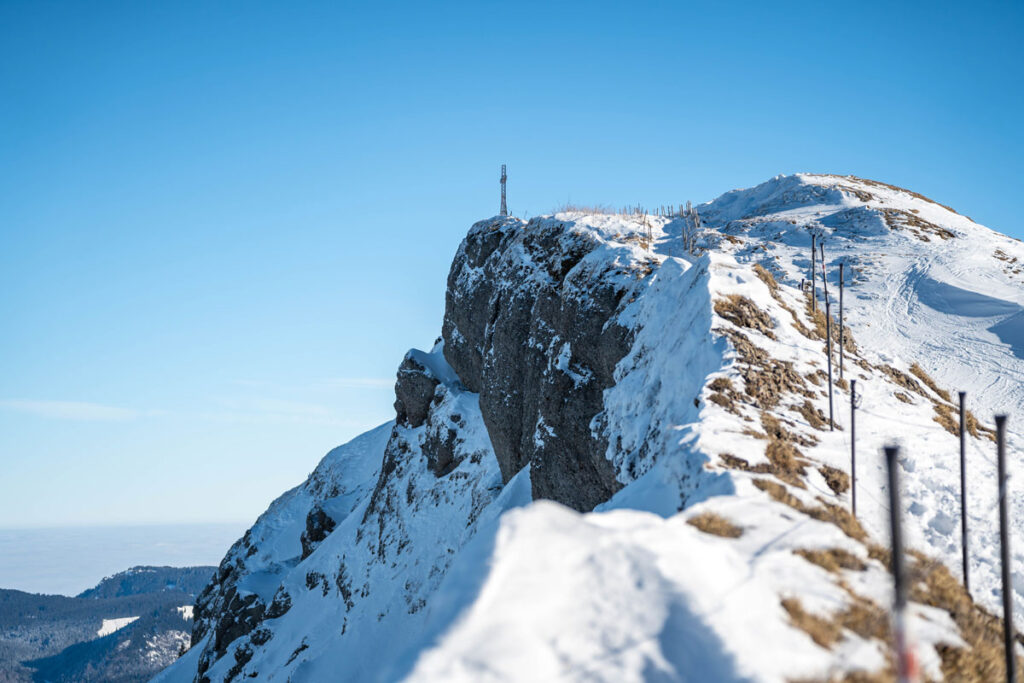 Idyllische Winterlandschaft in den Allgäuer Alpen mit einer tief verschneiten Berghütte.
