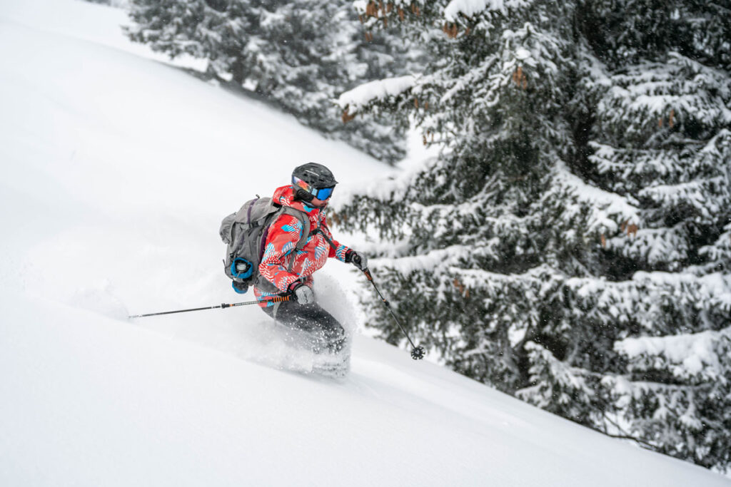 Skifahrer auf einer bestens präparierten Piste im Skigebiet Oberstaufen.