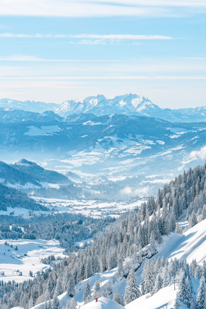 Beeindruckendes Panorama der schneebedeckten Allgäuer Alpen im Winter bei Oberstaufen.