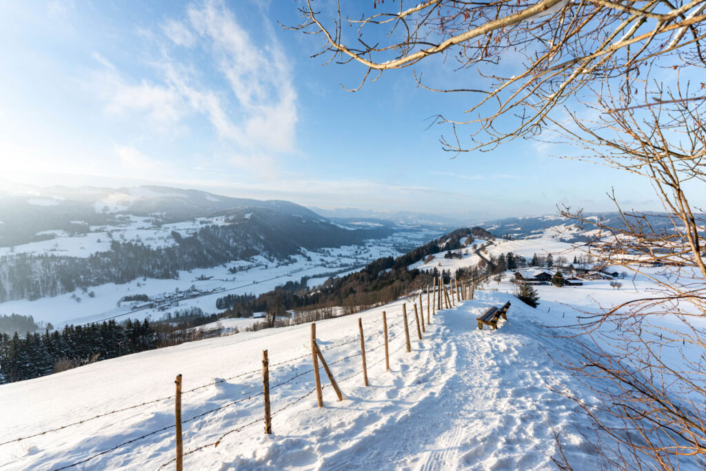 Spektakuläre Winter-Aussicht auf das Panorama rund um Oberstaufen.