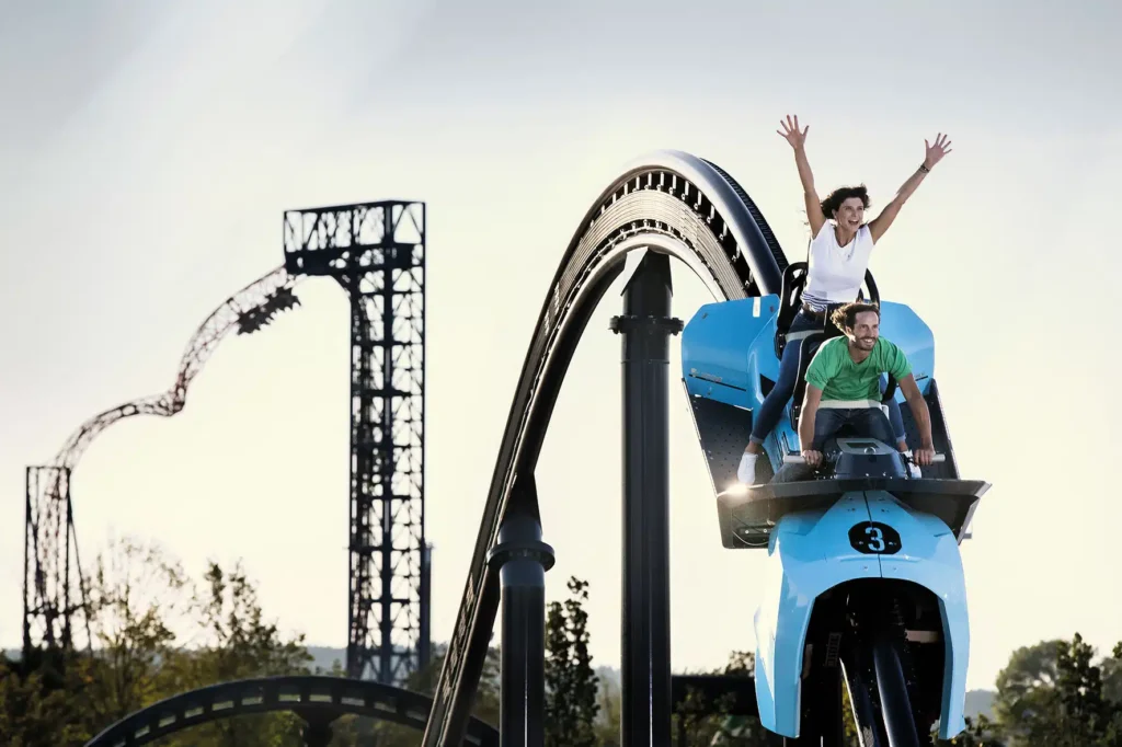 Menschen auf der Motorrad-Achterbahn Sky Dragster.