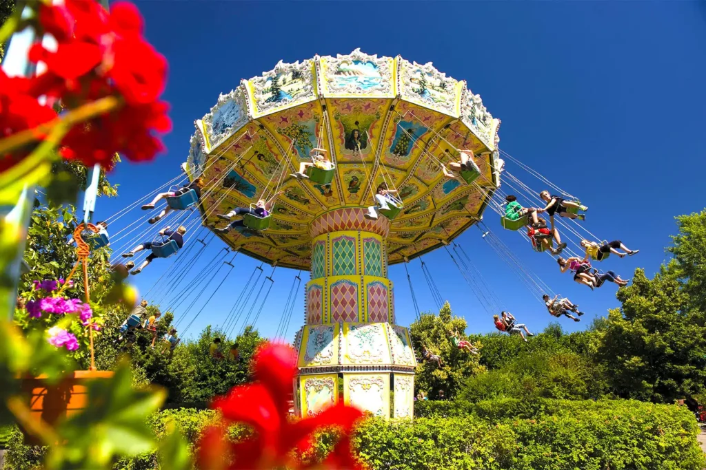 Menschen im großen Flugkarussell in der Luft.