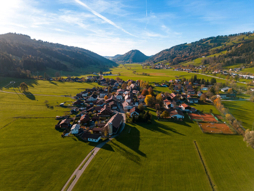 Weites Landschaftspanorama über das grüne Konstanzer Tal im Allgäu nahe Oberstaufen.