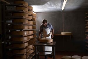 Ein Älpler zeigt den traditionellen Käsekeller während der Käse