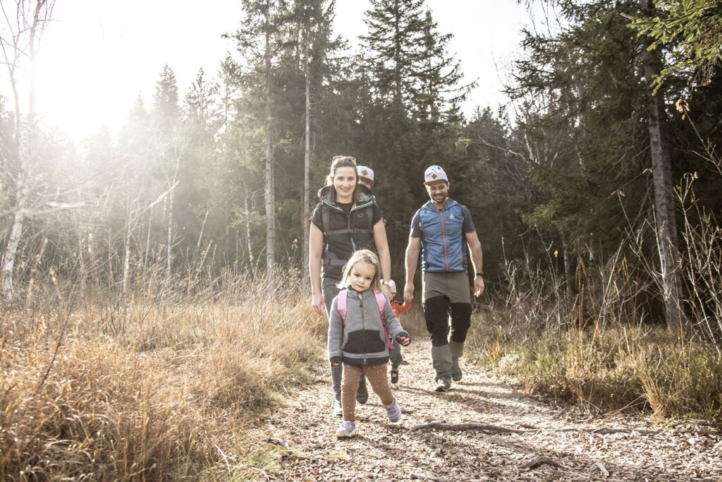 Kinder entdecken spielerisch die Natur bei der Moorführung für Kinder im Bregenzerwald.