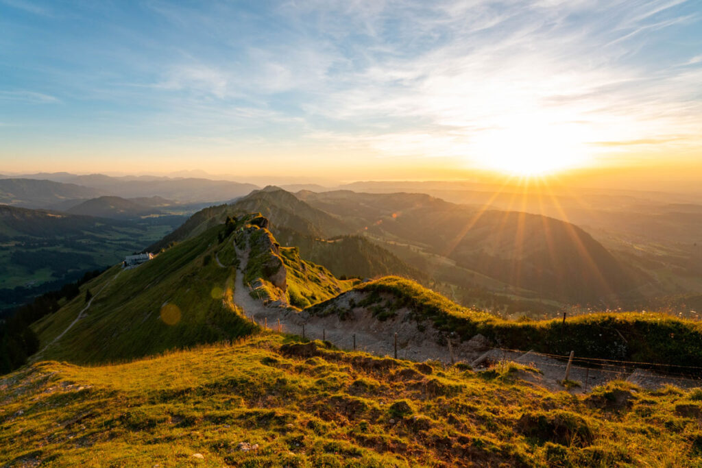 Malerischer Sonnenuntergang über den Allgäuer Alpen mit Blick auf den geschwungenen Gratweg des Hochgrats.