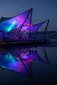 Die beleuchtete Live-Musik-Bühne während des Seenachtsfests in Bühl am Alpsee bei Nacht