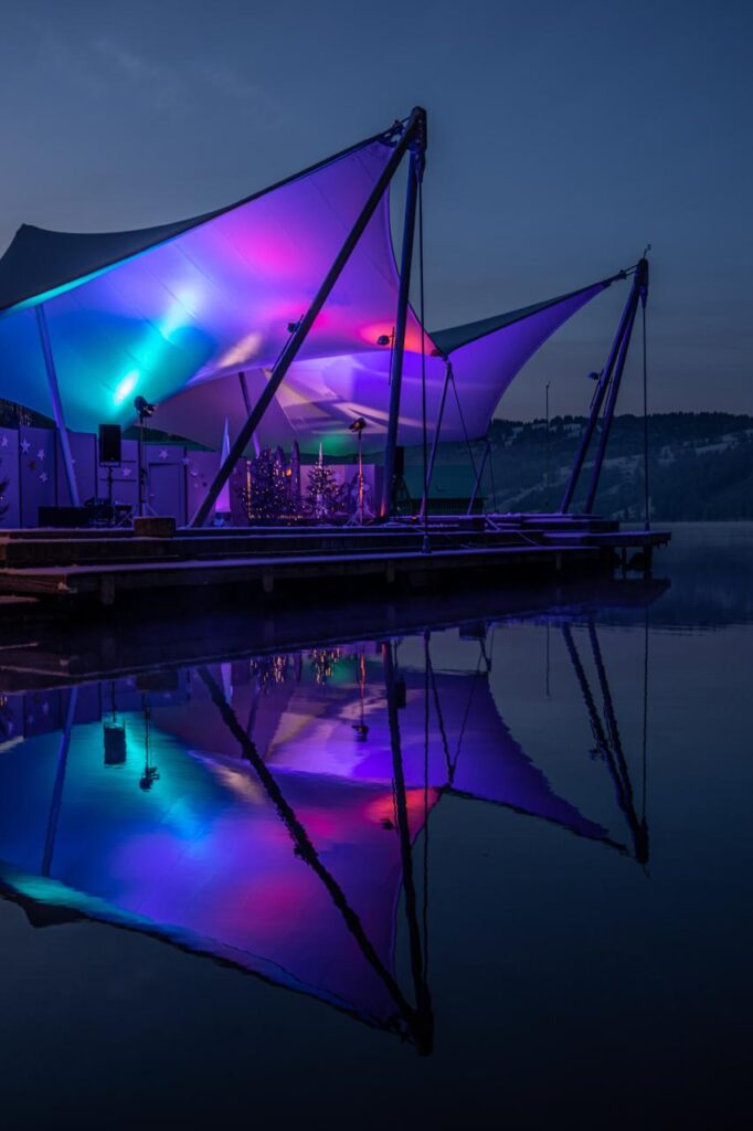 Die beleuchtete Live-Musik-Bühne während des Seenachtsfests in Bühl am Alpsee bei Nacht